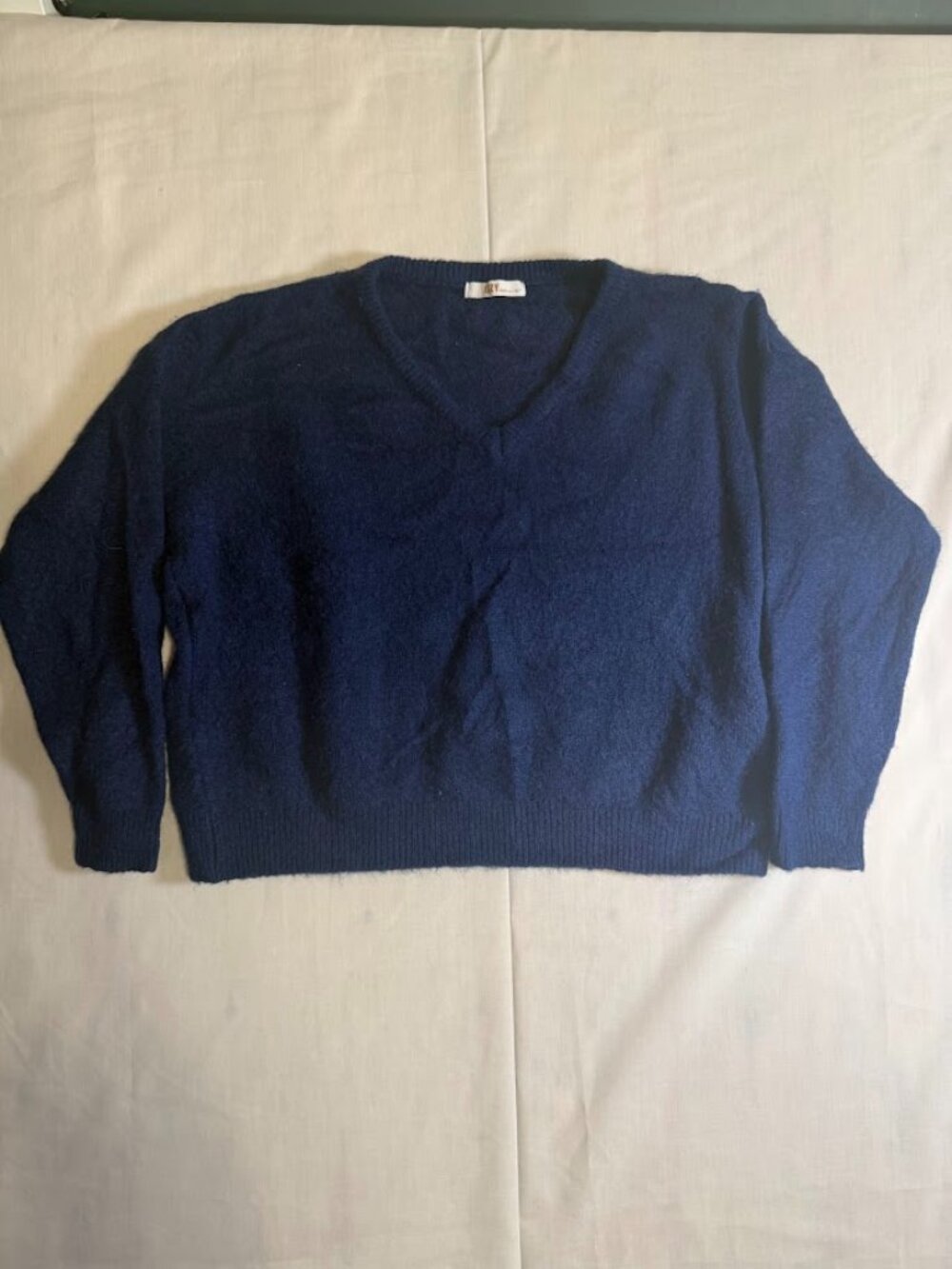 IZZY Made in Italy Baby Alpaca & Wool V-Neck Sweater in Navy Blue